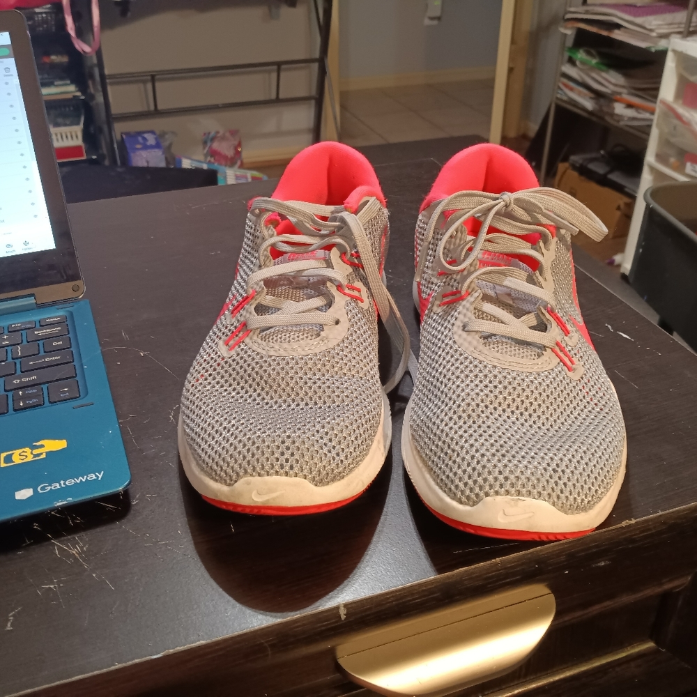 Nike shoes , size 8. - Picture 2 of 5
